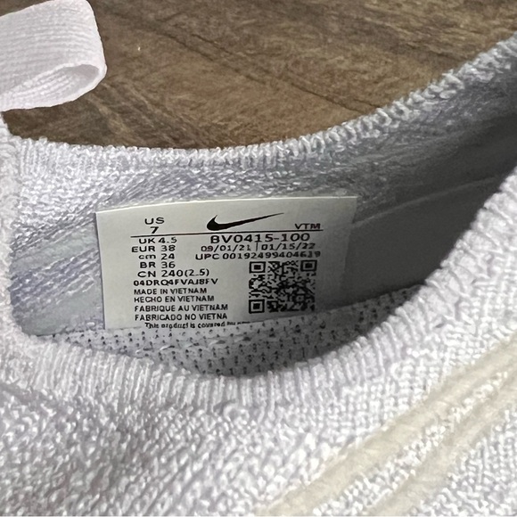 Women’s Nike Epic Phantom React Flyknit White - Picture 5 of 6